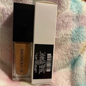 Givenchy Prisme Libre Skin-Caring Glow Foundation - Shade-5N New with tester box